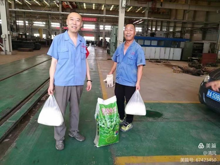 乐竞在线注册工会给一线车间职工送清凉